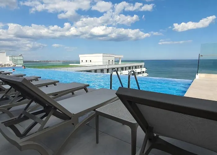 Infinity Luxury Jacuzzy Gym Sauna